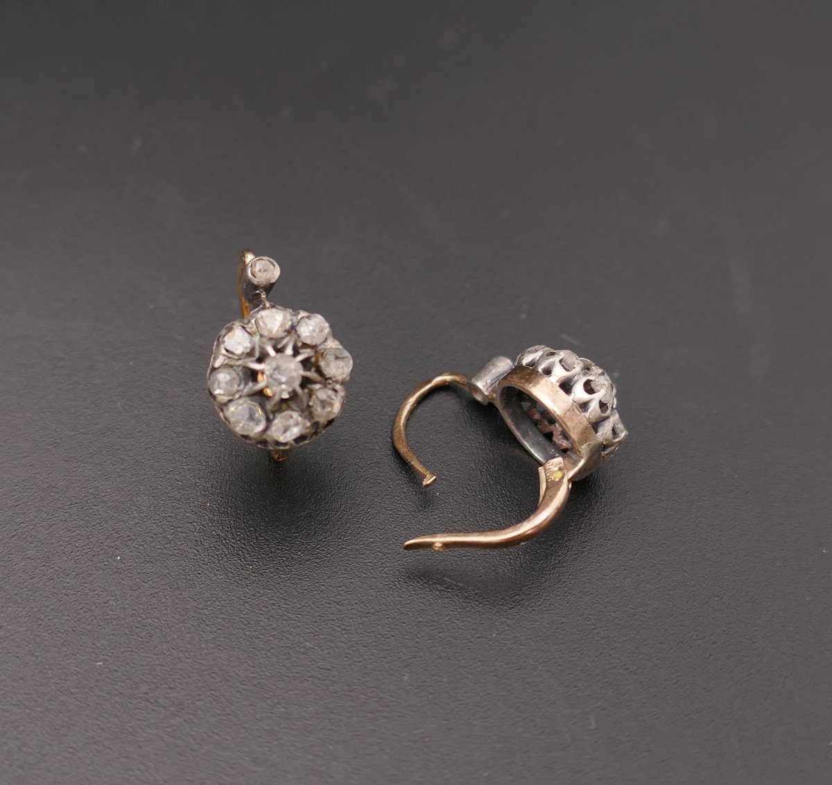 Boucles d'oreilles dormeuses marguerites diamants taille rose, Poinçon ancien Tête de cheval.-photo-3