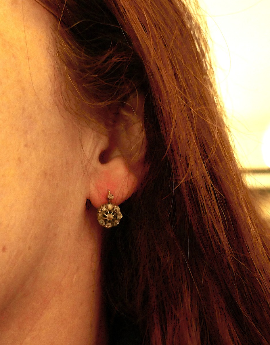 Boucles d'oreilles dormeuses marguerites diamants taille rose, Poinçon ancien Tête de cheval.-photo-1