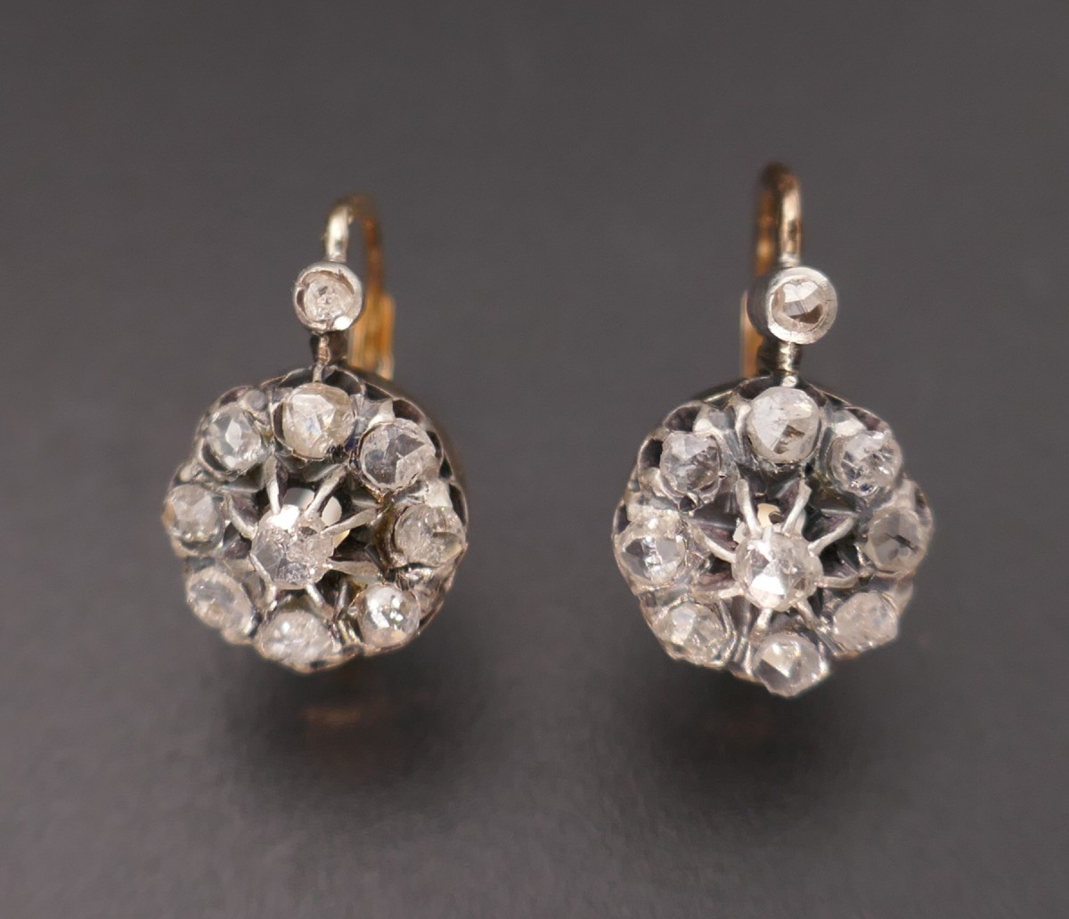 Boucles d'oreilles dormeuses marguerites diamants taille rose, Poinçon ancien Tête de cheval.