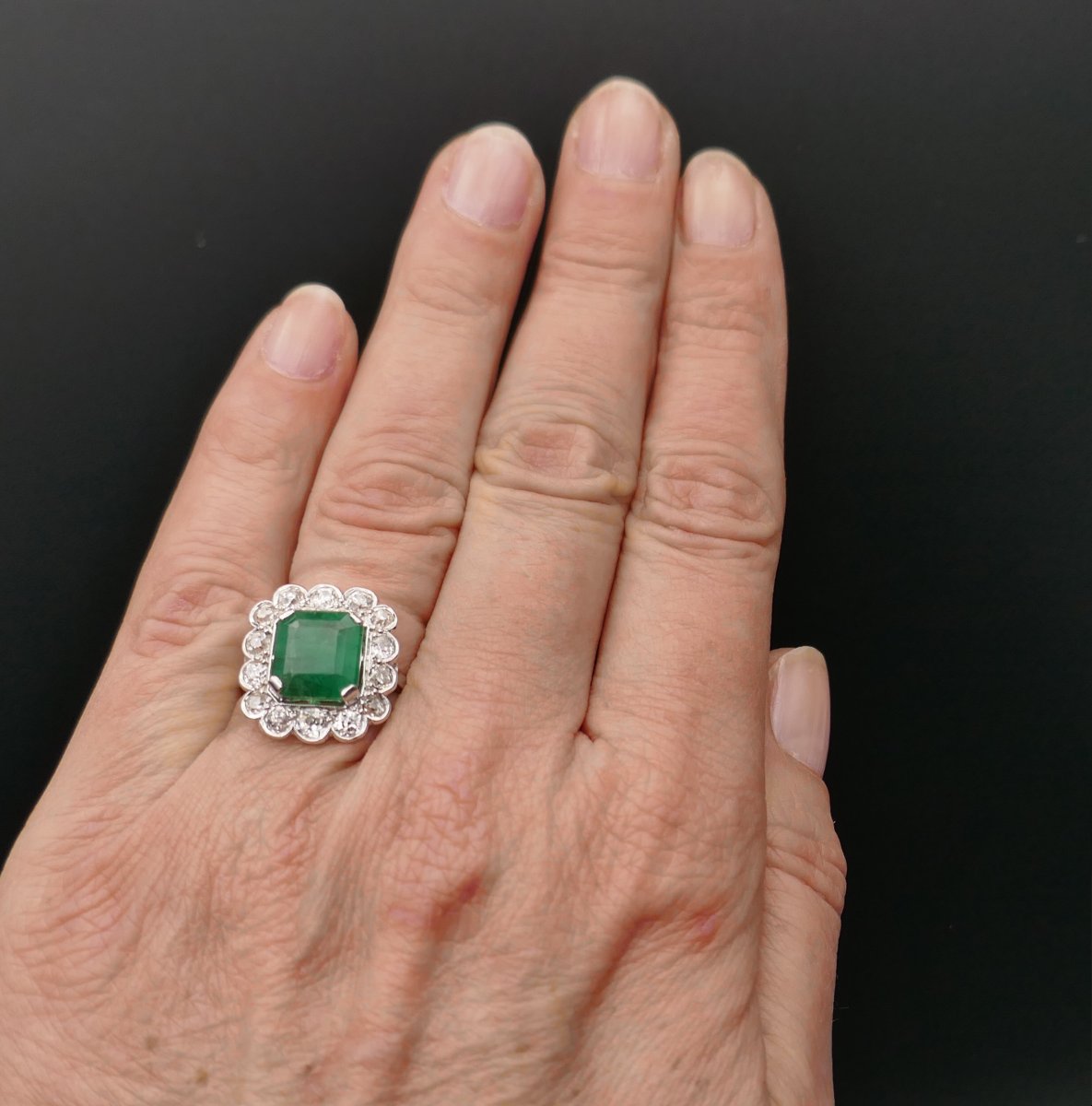 Bague émeraude et diamants, or blanc 18 carats.-photo-4