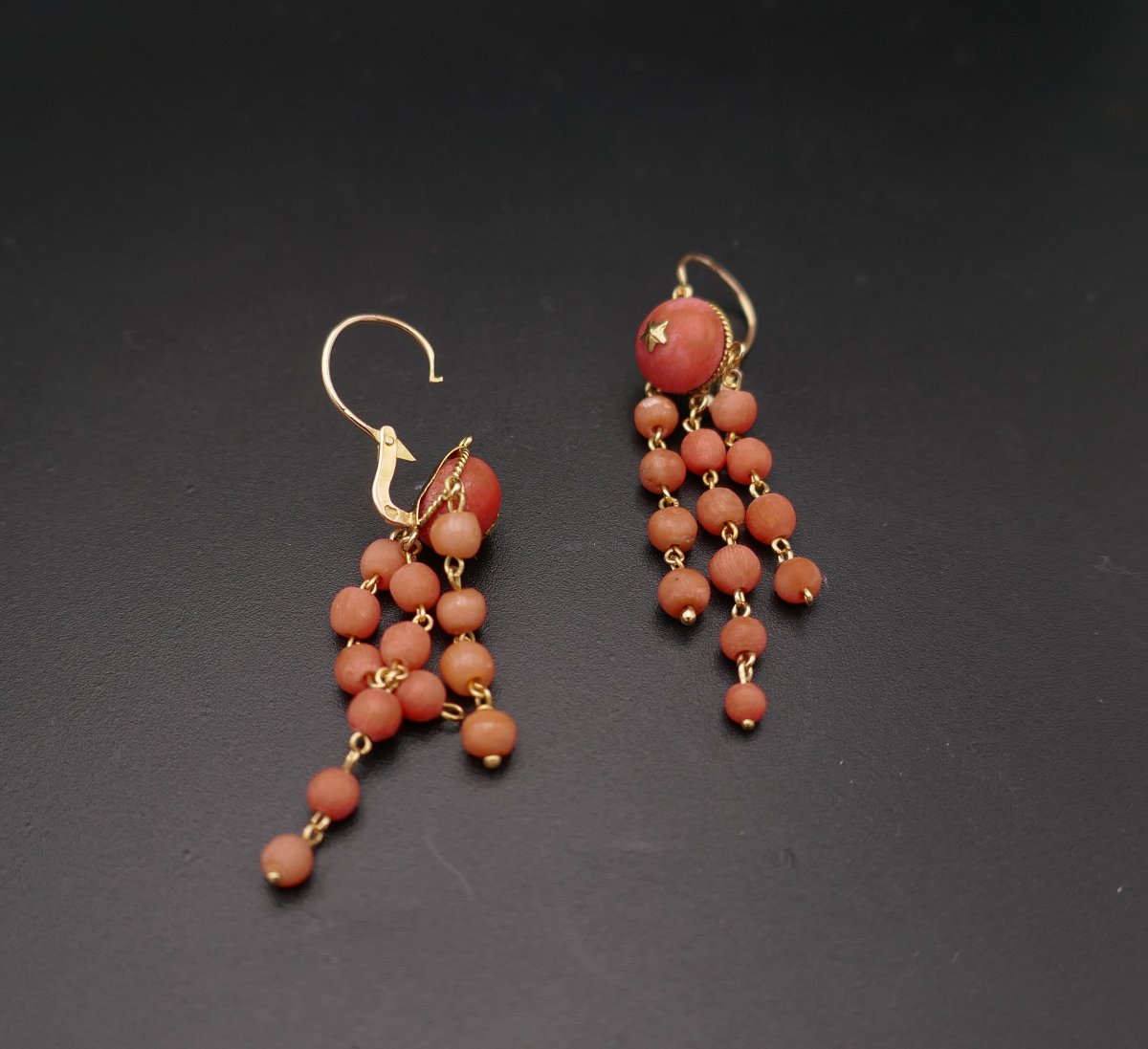 Boucles d'oreilles dormeuses anciennes corail, or 18 carats.-photo-2