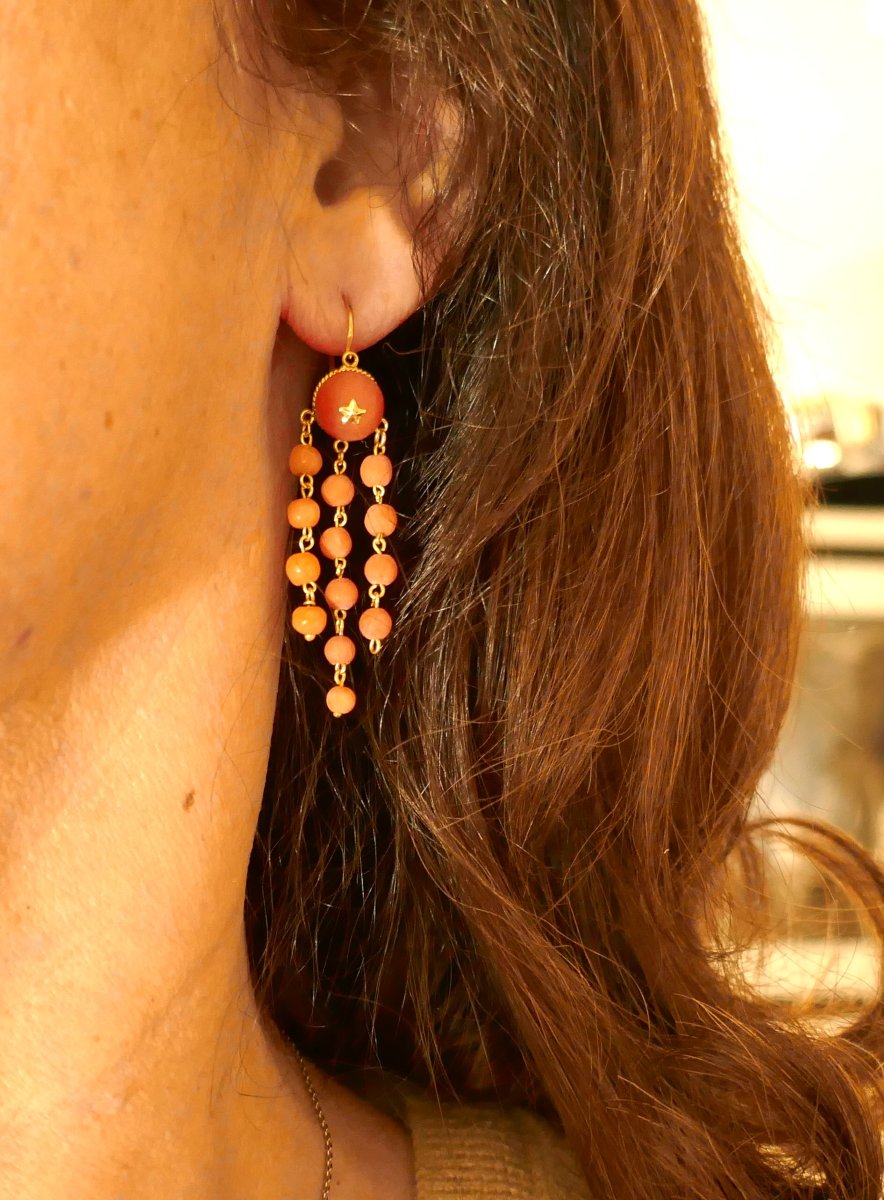 Boucles d'oreilles dormeuses anciennes corail, or 18 carats.-photo-3