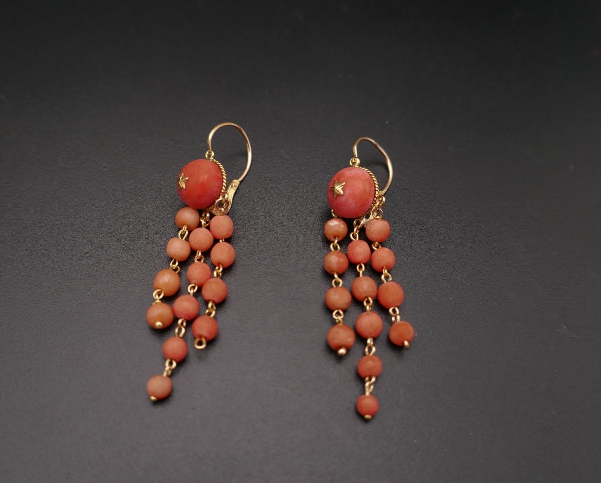 Boucles d'oreilles dormeuses anciennes corail, or 18 carats.-photo-4