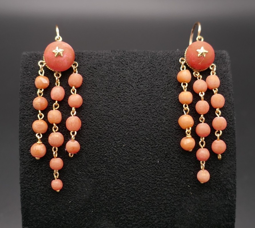 Boucles d'oreilles dormeuses anciennes corail, or 18 carats.