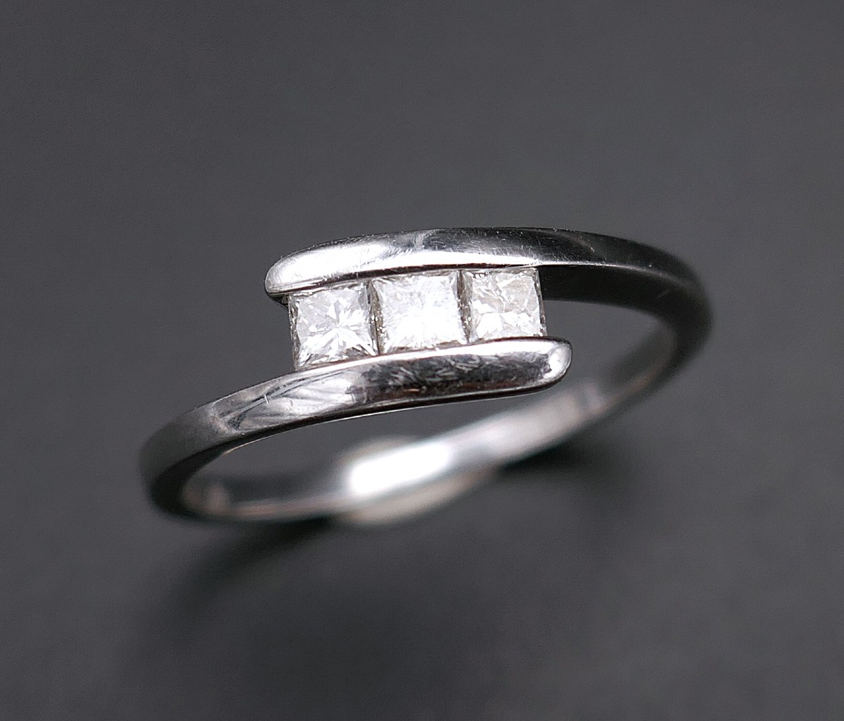 Bague Diamants Princesse 0,30 Carat, Or Blanc 18 Carats.