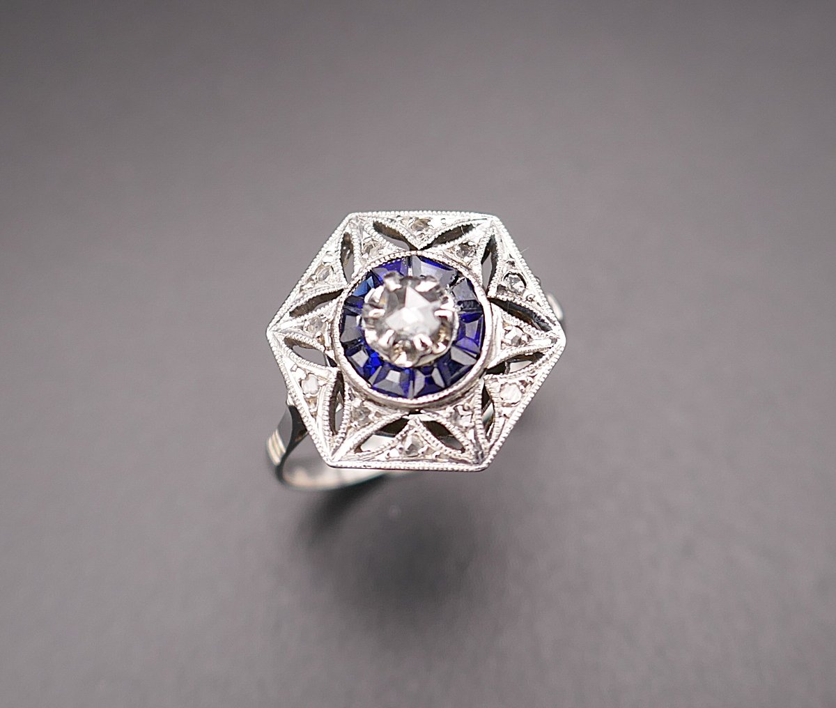 Art Deco Ring With Diamonds And Calibrated Sapphires.-photo-3