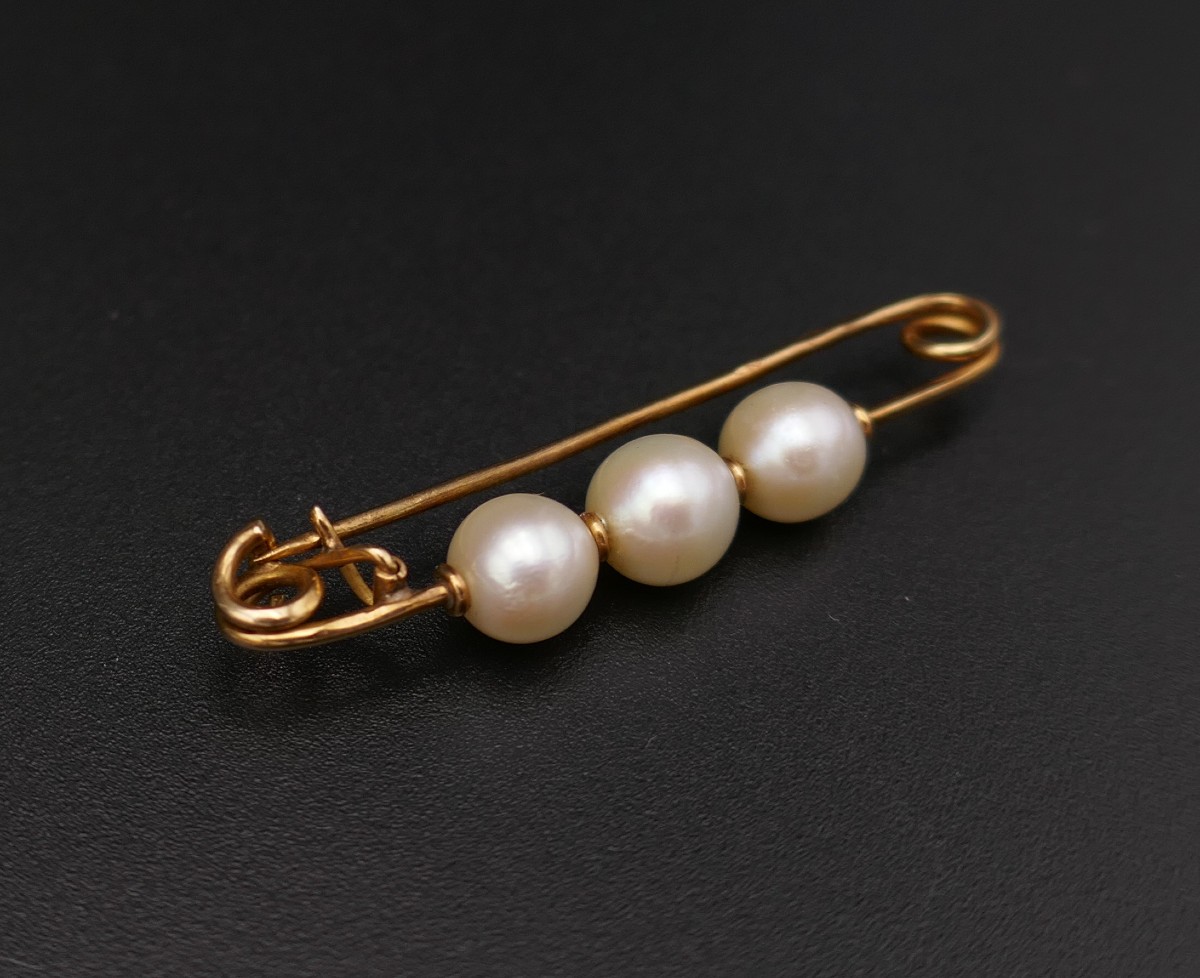 Barrette Brooch Adorned With Cultured Pearls, 18k Gold.