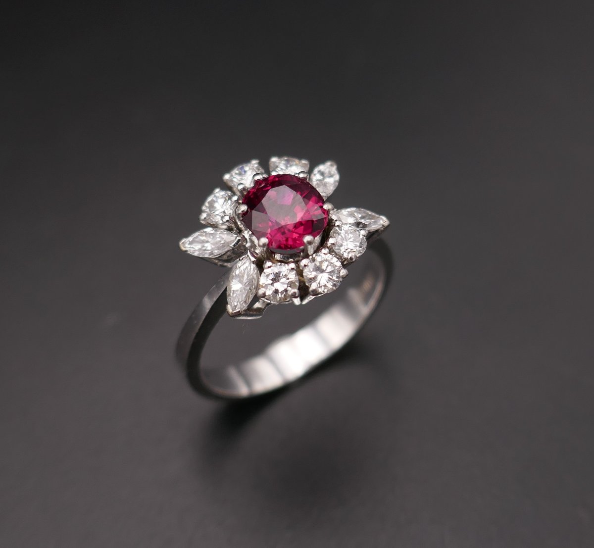 Bague vintage ornée d'un rubis naturel rouge intense (certificat CGL) et diamants.-photo-2
