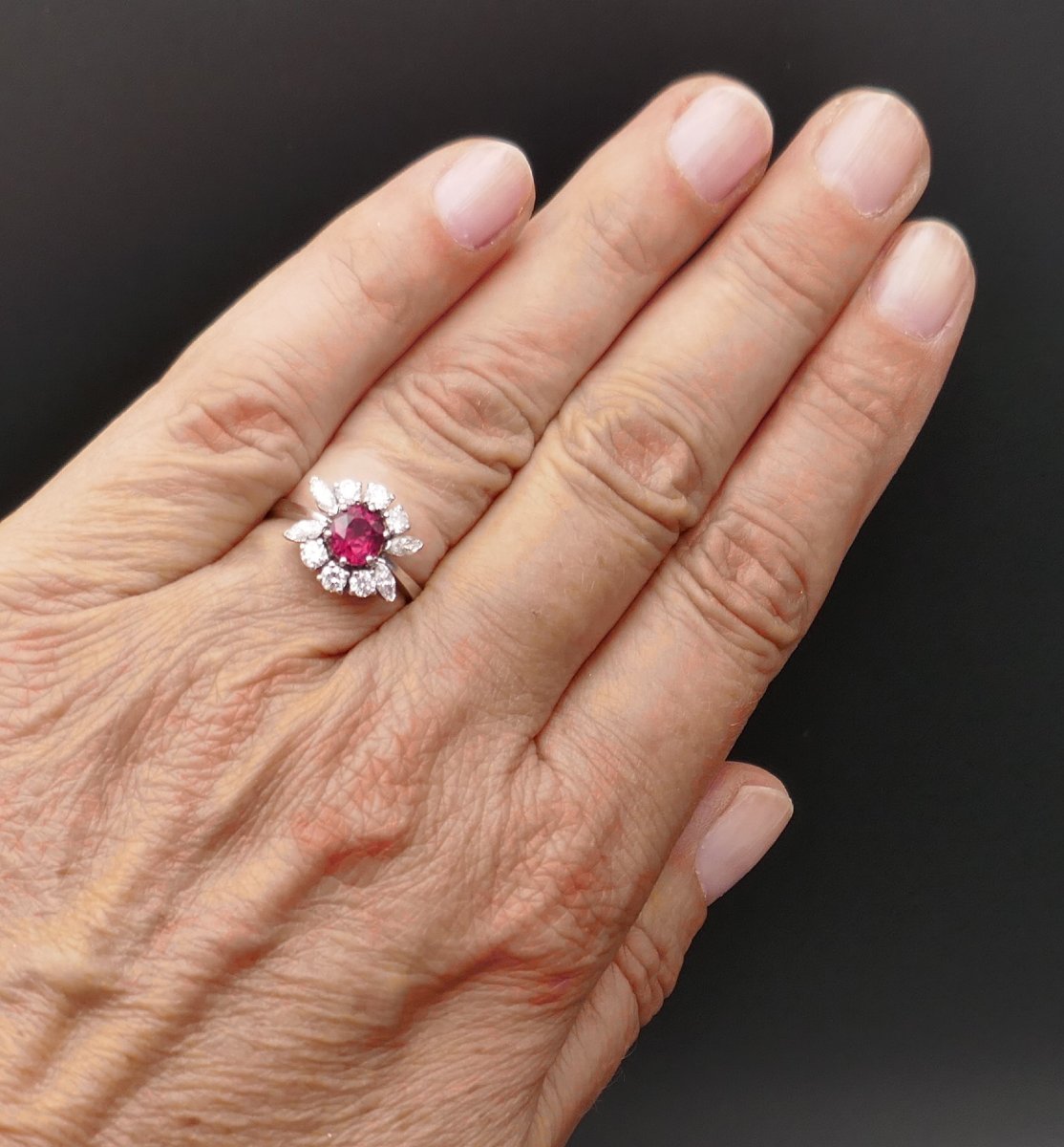 Bague vintage ornée d'un rubis naturel rouge intense (certificat CGL) et diamants.-photo-4
