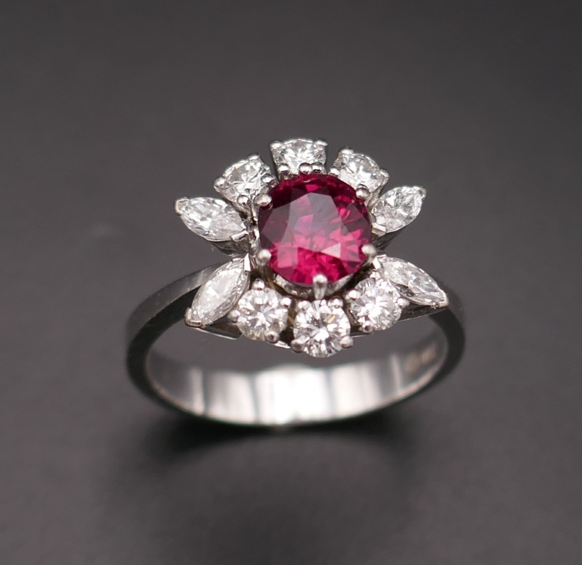 Bague vintage ornée d'un rubis naturel rouge intense (certificat CGL) et diamants.
