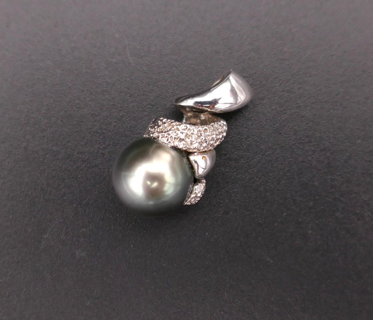 Tahitian Pearl Pendant, 18-carat White Gold Chain.-photo-2