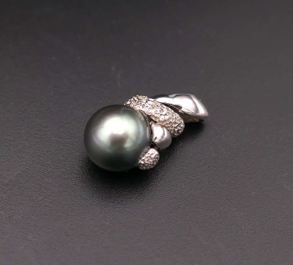 Tahitian Pearl Pendant, 18-carat White Gold Chain.-photo-3