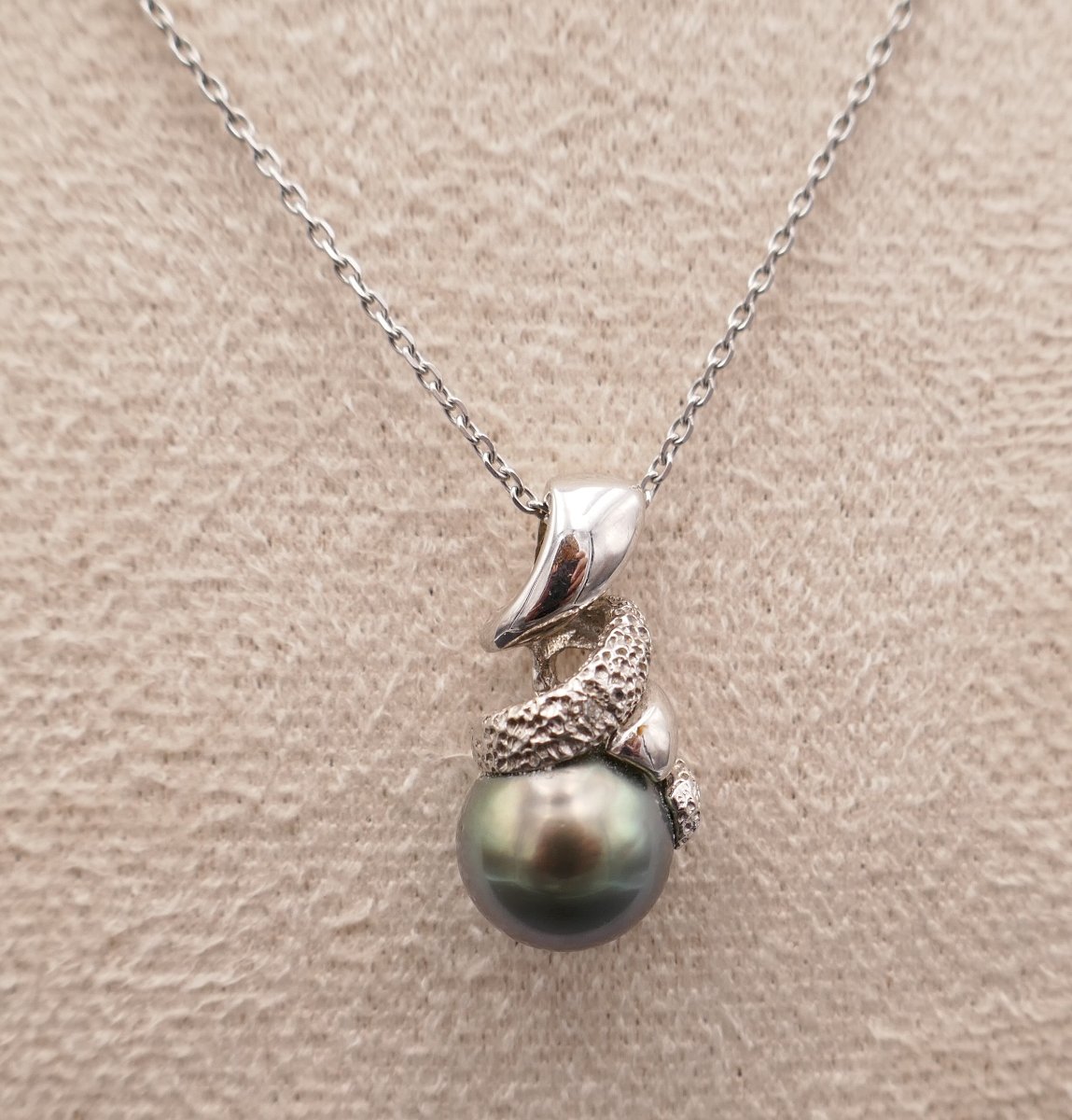 Tahitian Pearl Pendant, 18-carat White Gold Chain.-photo-4