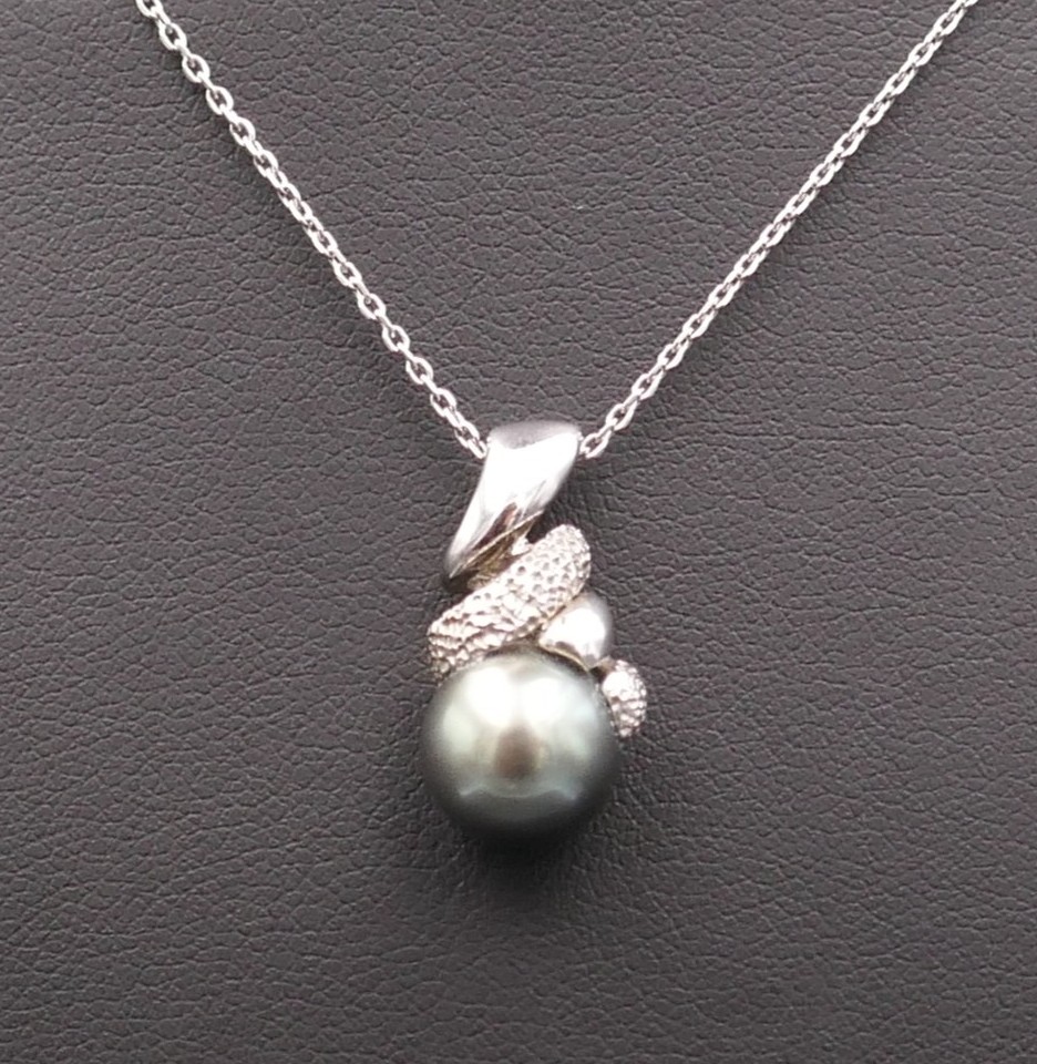 Tahitian Pearl Pendant, 18-carat White Gold Chain.