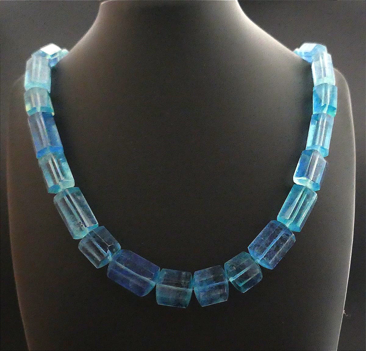 Collier d'aigues-marines, fermoir or 18 carats.