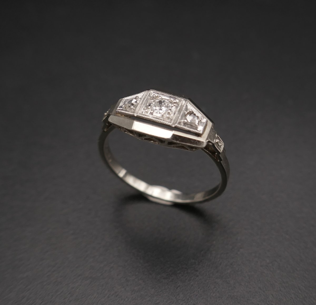 Art Deco Ring Set With A Diamond Flanked By Rose-cut Diamonds, In Gold And Platinum.-photo-2
