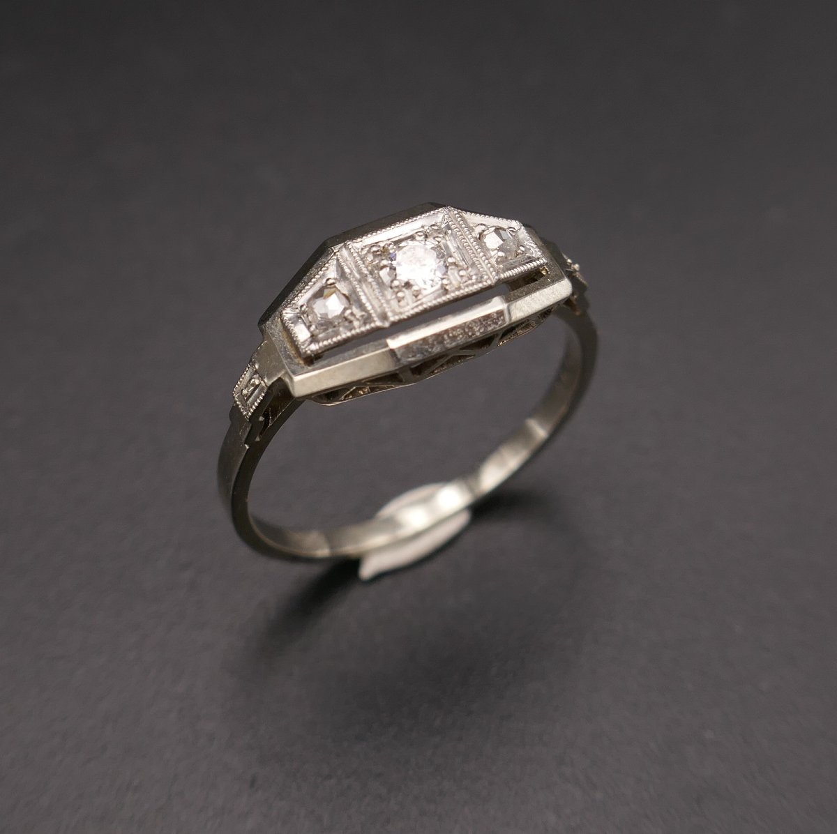 Art Deco Ring Set With A Diamond Flanked By Rose-cut Diamonds, In Gold And Platinum.-photo-1