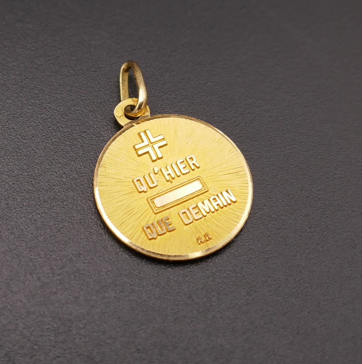 Médaille d'amour Augis, or 18 carats. -photo-2