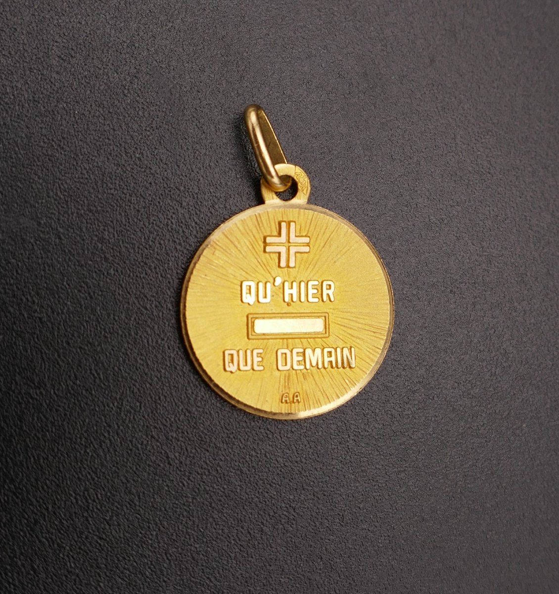 Médaille d'amour Augis, or 18 carats. -photo-4