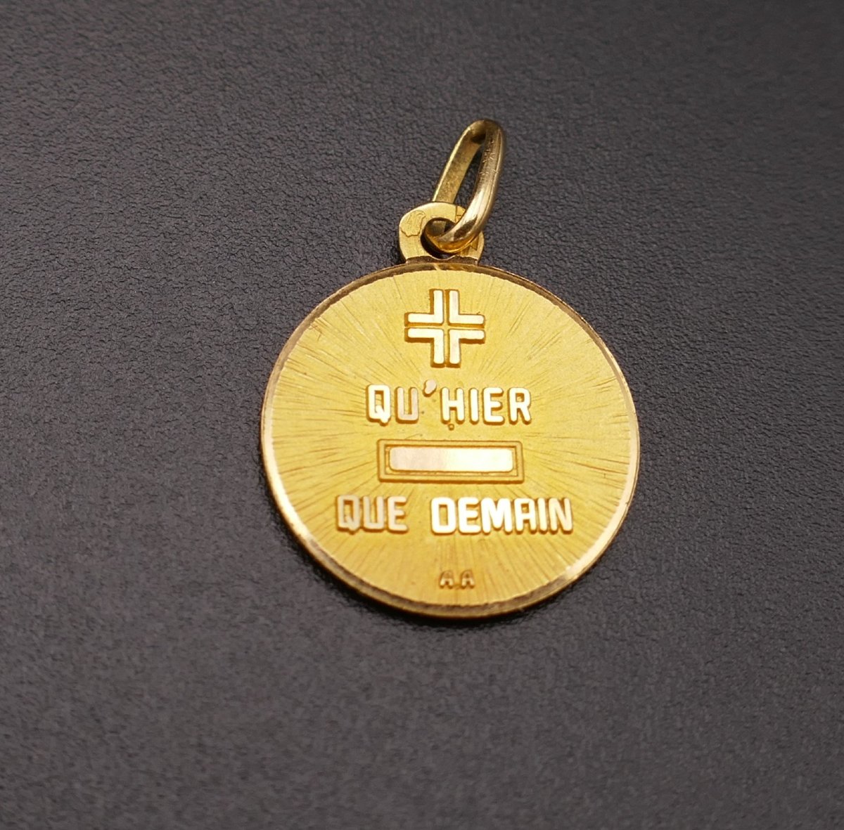 Médaille d'amour Augis, or 18 carats. 