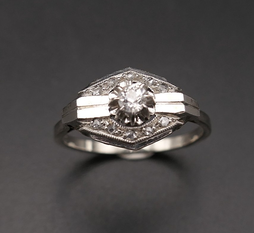 Art Déco, Bague diamants, or et platine, Neuve de stock.