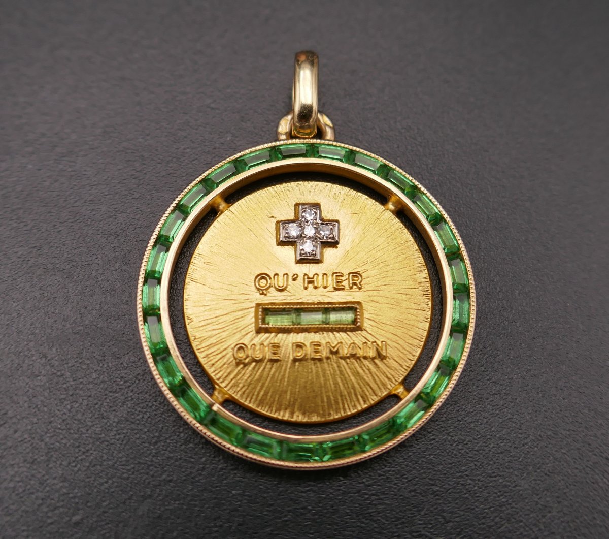 Rare Médaille d'Amour AUGIS, entourage d'émeraudes calibrées, plus qu'hier moins que demain.-photo-2
