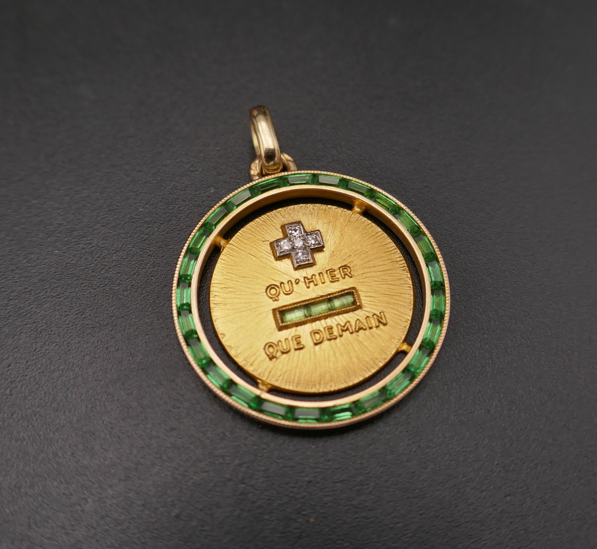 Rare Médaille d'Amour AUGIS, entourage d'émeraudes calibrées, plus qu'hier moins que demain.-photo-3