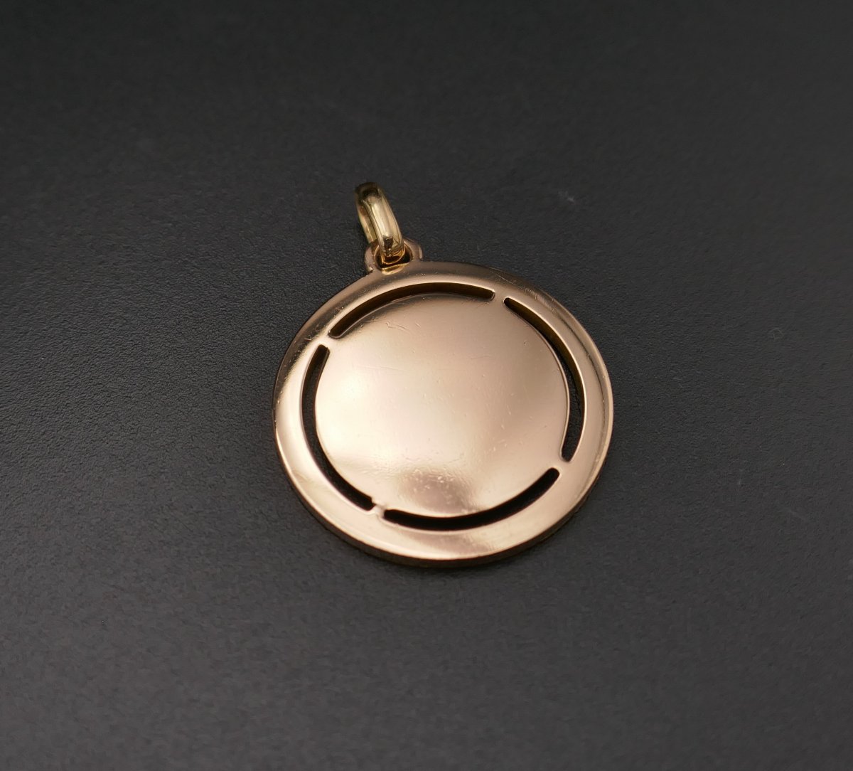 Rare Médaille d'Amour AUGIS, entourage d'émeraudes calibrées, plus qu'hier moins que demain.-photo-1