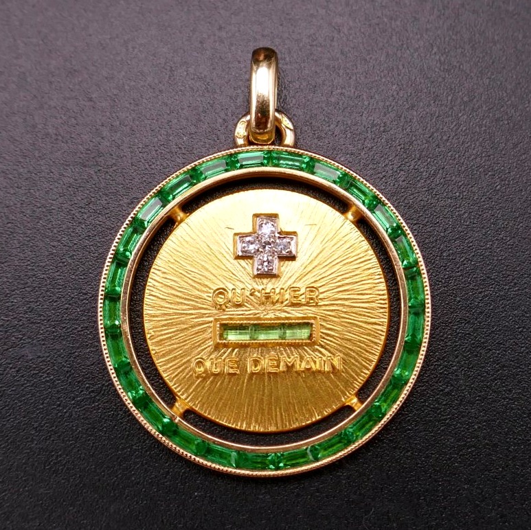 Rare Médaille d'Amour AUGIS, entourage d'émeraudes calibrées, plus qu'hier moins que demain.