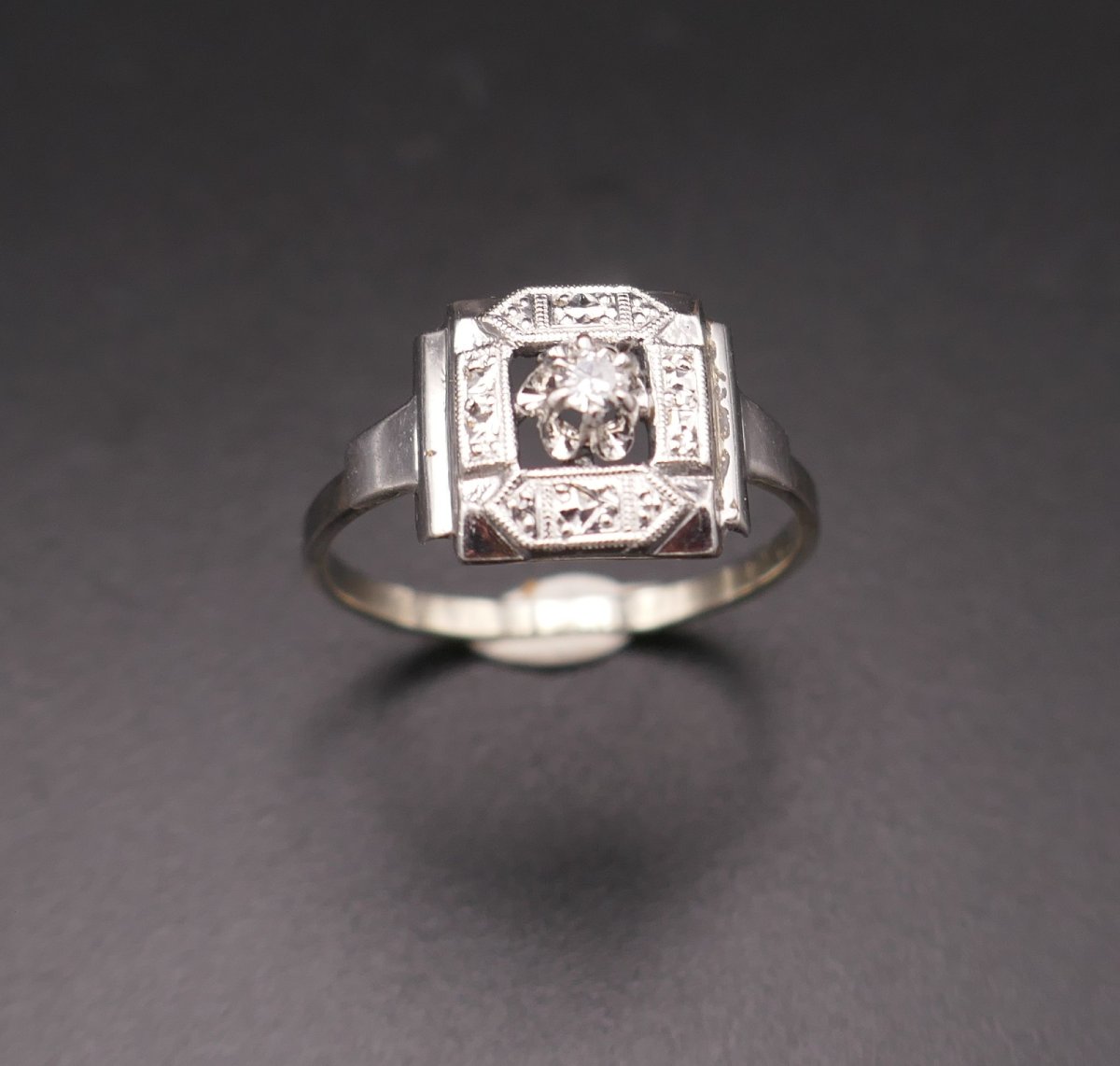 Bague diamant, monture en or 18 carats et platine.-photo-2