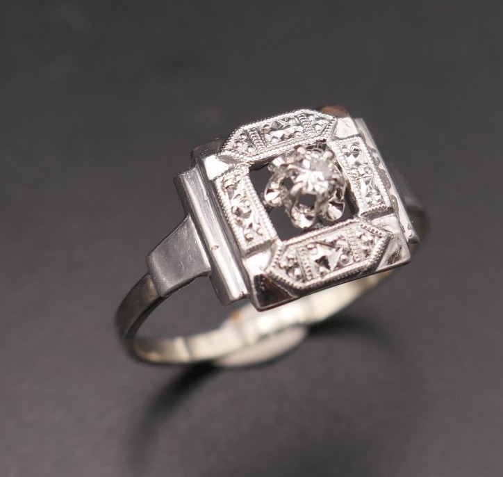 Bague diamant, monture en or 18 carats et platine.