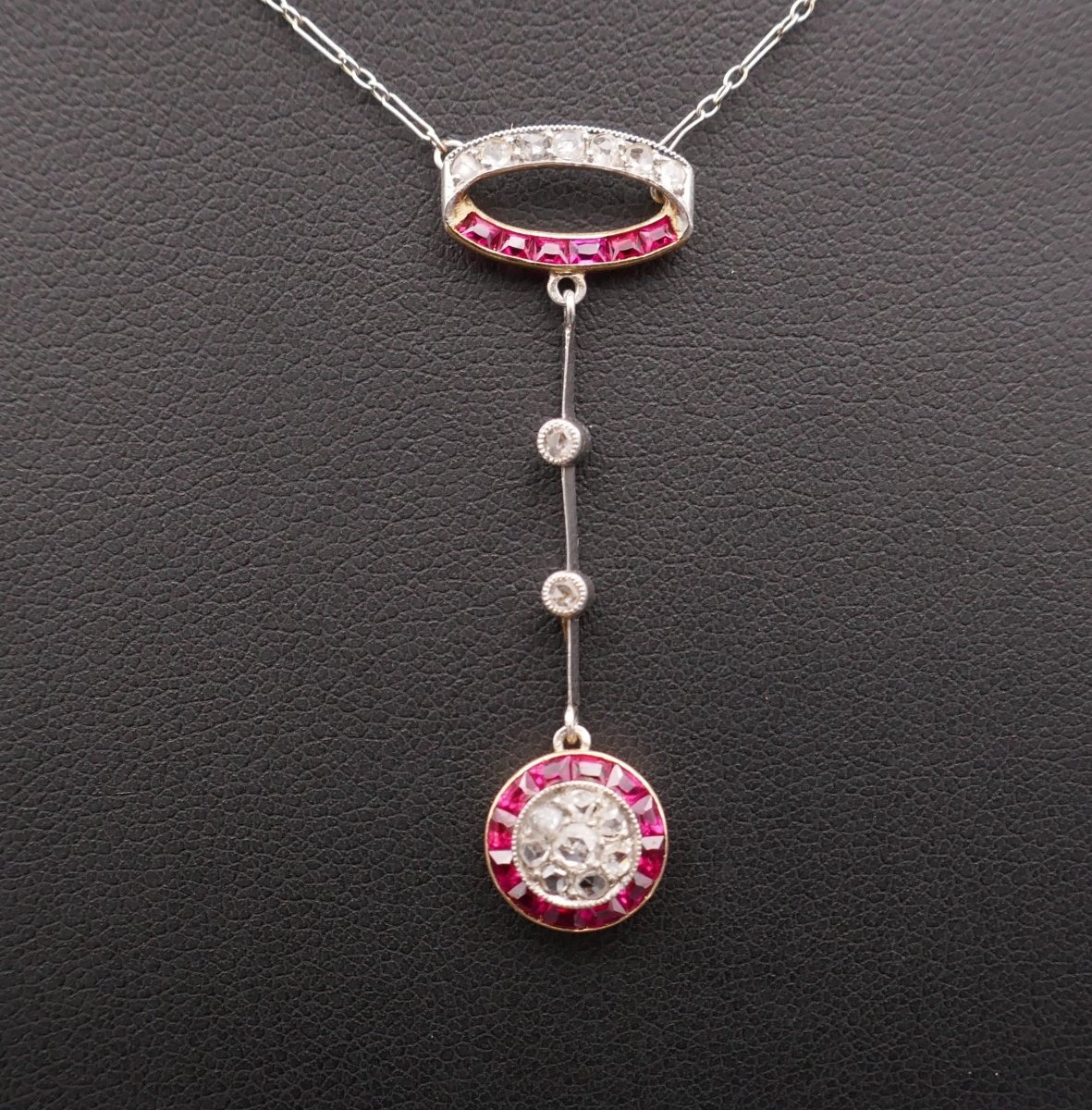 Collier Belle époque, diamants et rubis calibrés.