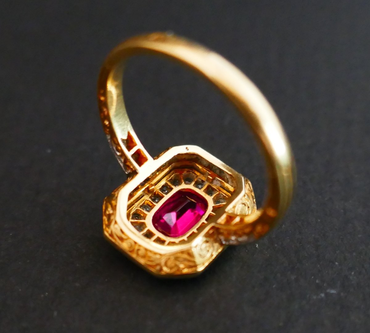 Bague Art Déco centrée d'un rubis Verneuil, diamants et rubis calibrés.-photo-3