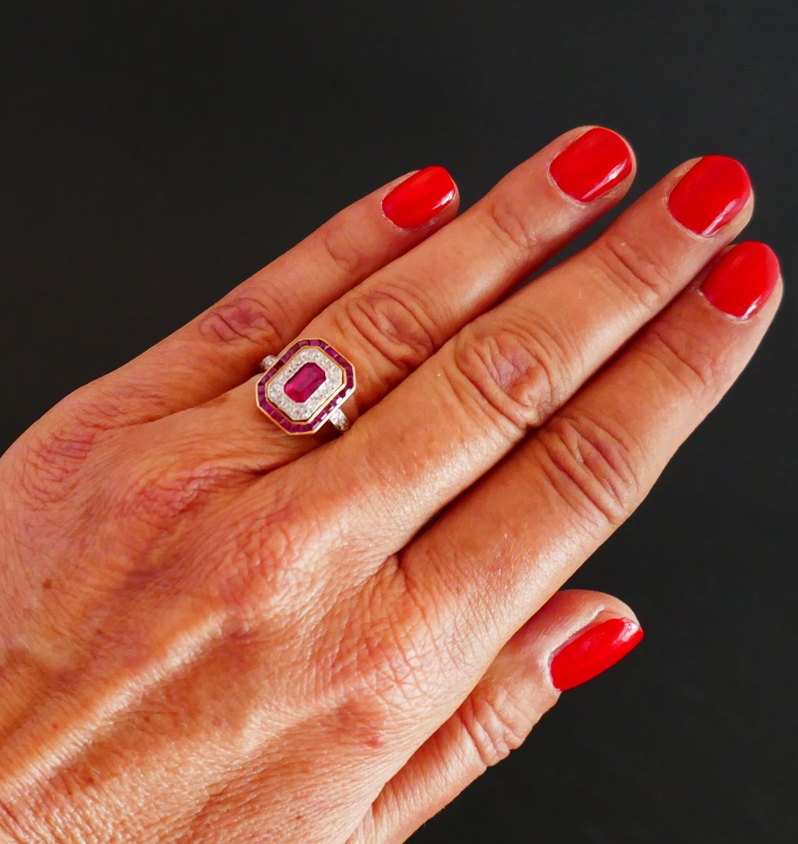 Bague Art Déco centrée d'un rubis Verneuil, diamants et rubis calibrés.-photo-4
