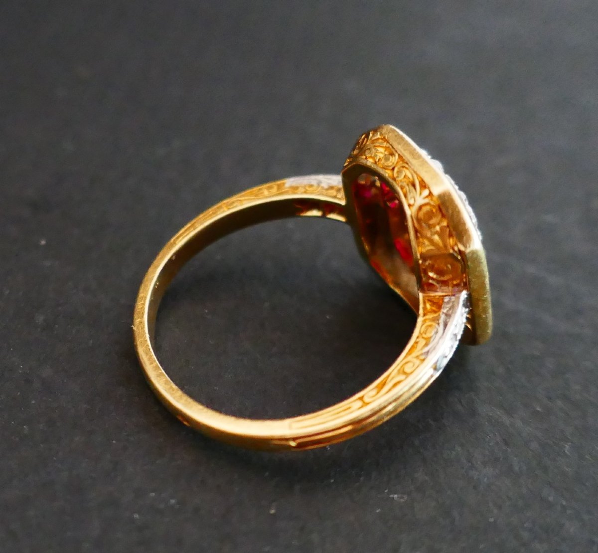 Bague Art Déco centrée d'un rubis Verneuil, diamants et rubis calibrés.-photo-1
