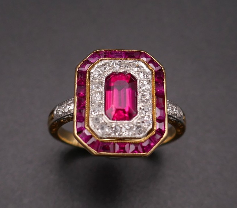 Bague Art Déco centrée d'un rubis Verneuil, diamants et rubis calibrés.