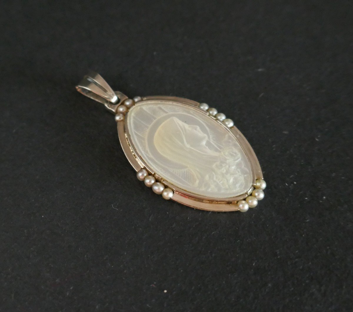 Médaille Ancienne En Nacre Et Perles Fines.-photo-3