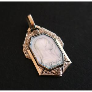 Médaille Art Déco, Vierge En Nacre, Diamants Taille Rose avec chaîne.