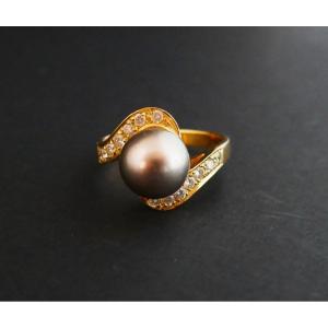 Bague Sertie d'Une Perle De Tahiti Et Diamants.