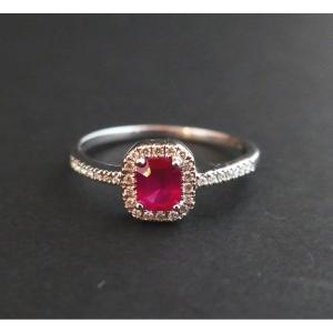 Bague Sertie d'Un Rubis, Entourage Diamants.