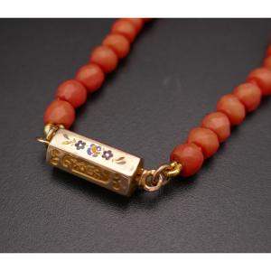 Collier De Perles De Corail Ancien Facettées, Fermoir Or 18 Carats et émail.