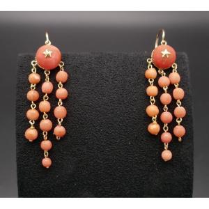 Boucles d'oreilles dormeuses anciennes corail, or 18 carats.