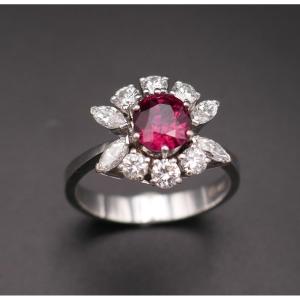 Bague vintage ornée d'un rubis naturel rouge intense (certificat CGL) et diamants.