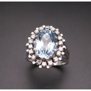 Bague Sertie d'Une Aigue Marine Et Diamants.