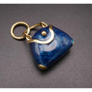 Breloque sac, or 18 carats et émail bleu. pailleté