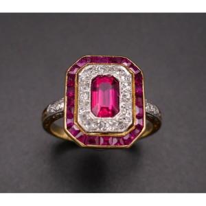 Bague Art Déco centrée d'un rubis Verneuil, diamants et rubis calibrés.