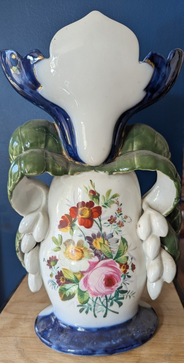 Vase En Porcelaine De Paris.