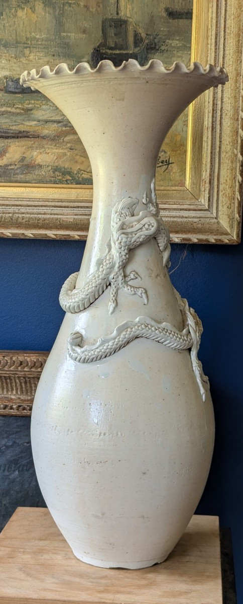 Grand vase à décor de dragon. 19 ème.