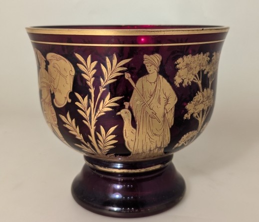 Coupe en verre rubis et or.