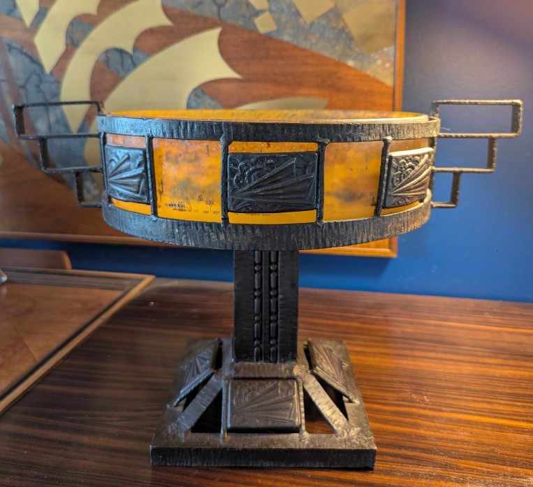 Coupe Art déco. Fer forgé et verre ambré. Signée Degué.